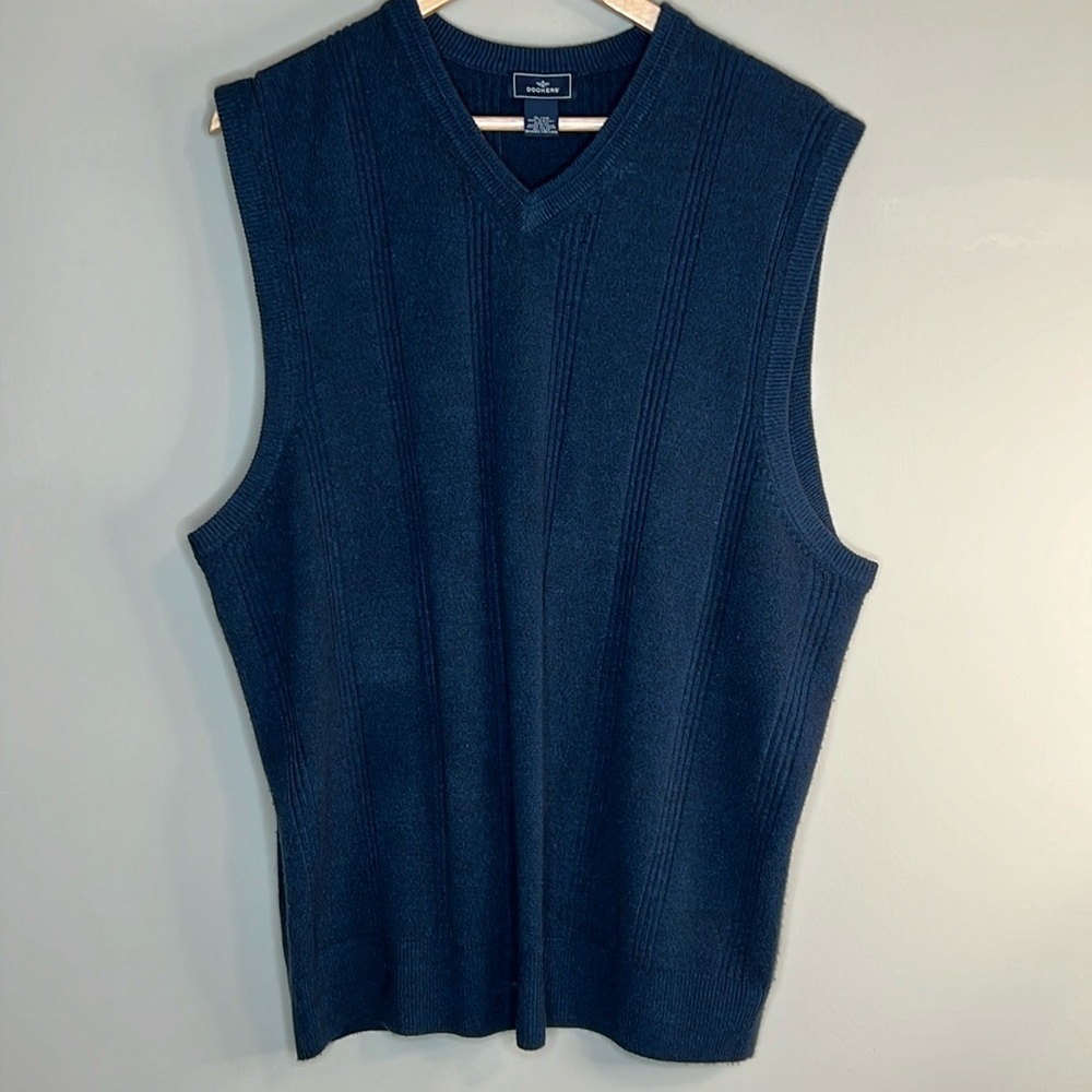 Dockers men’s V-neck sweater vest in navy size extra large
